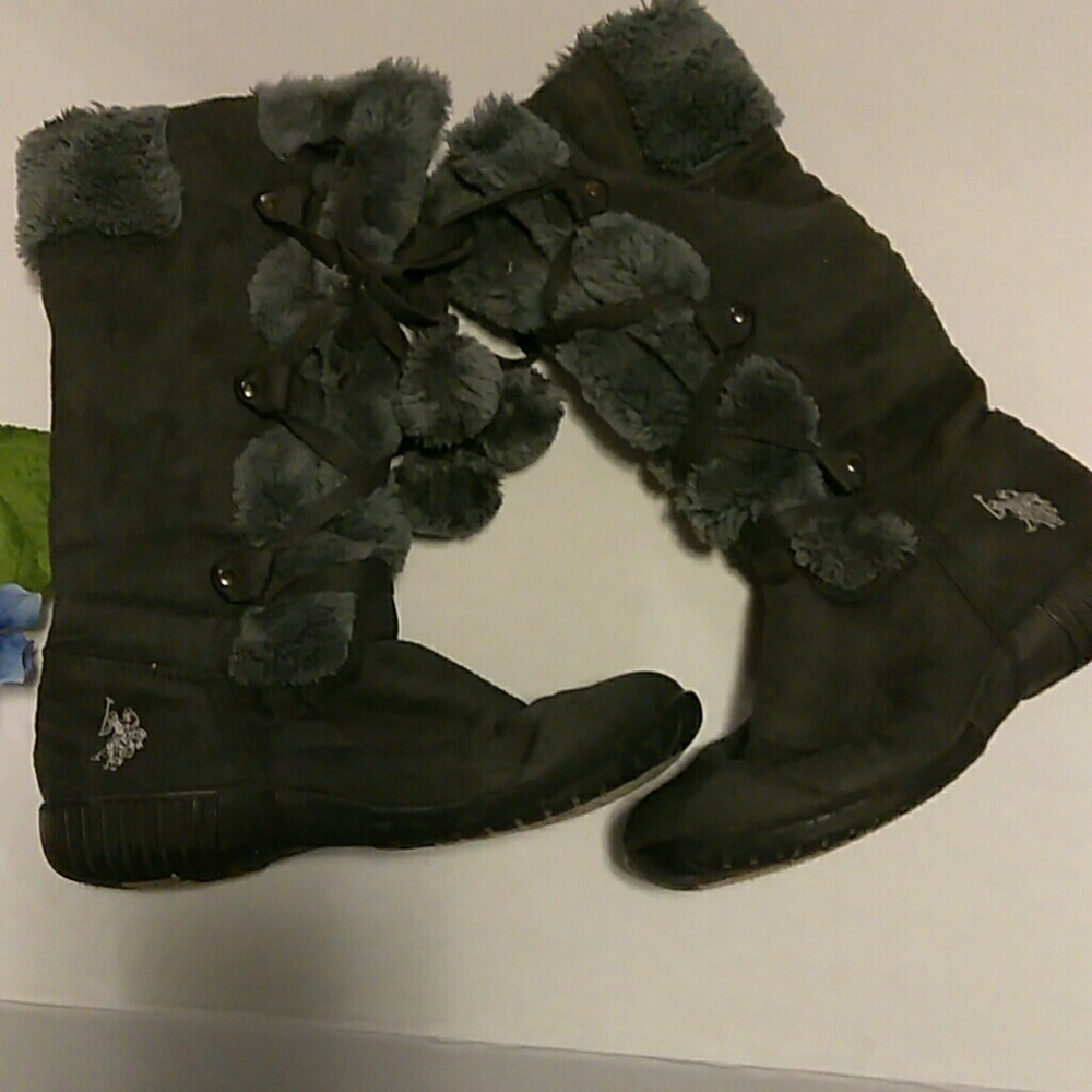 U.S. POLO ASSN Grey moccasin boots.